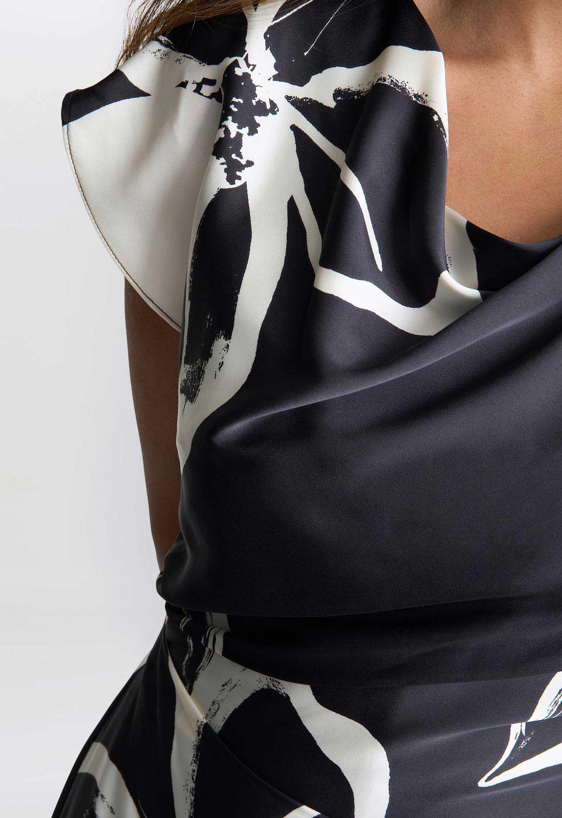 Gina Bacconi Black / Cream Maude Floral Print Asymmetrical Midi Dress - Image 5