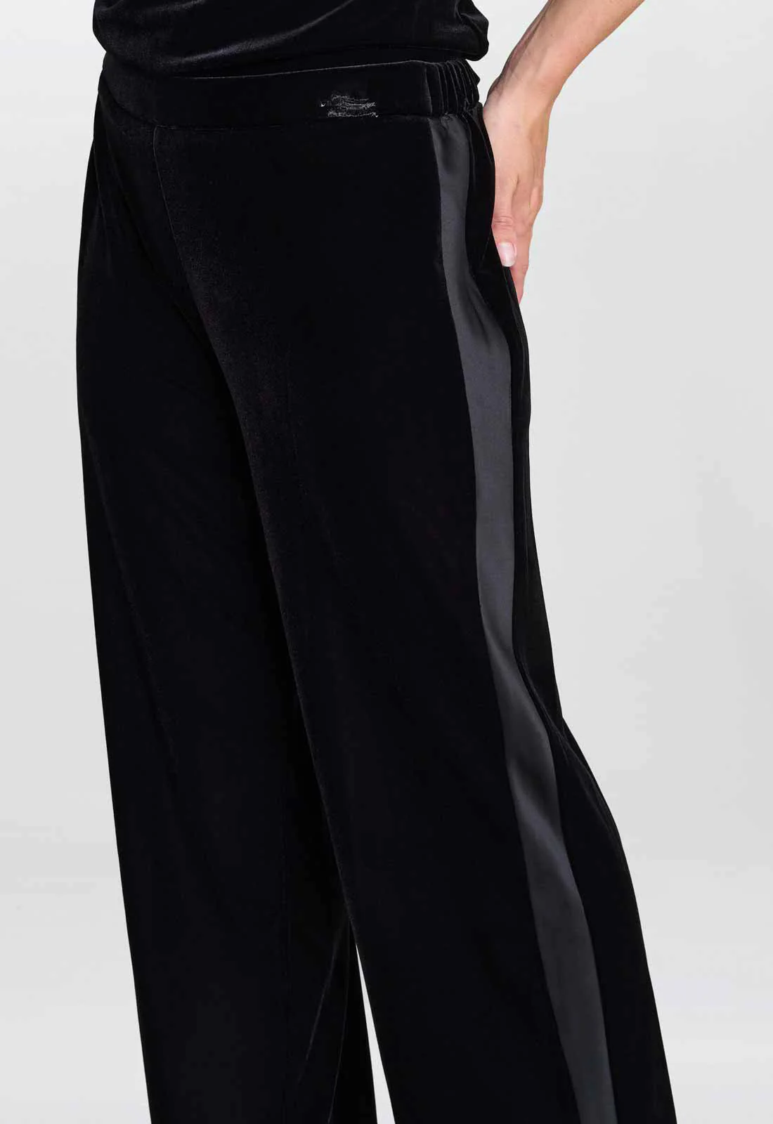 Gina Bacconi Black Tania Velvet Wide-Leg Trouser - Image 2
