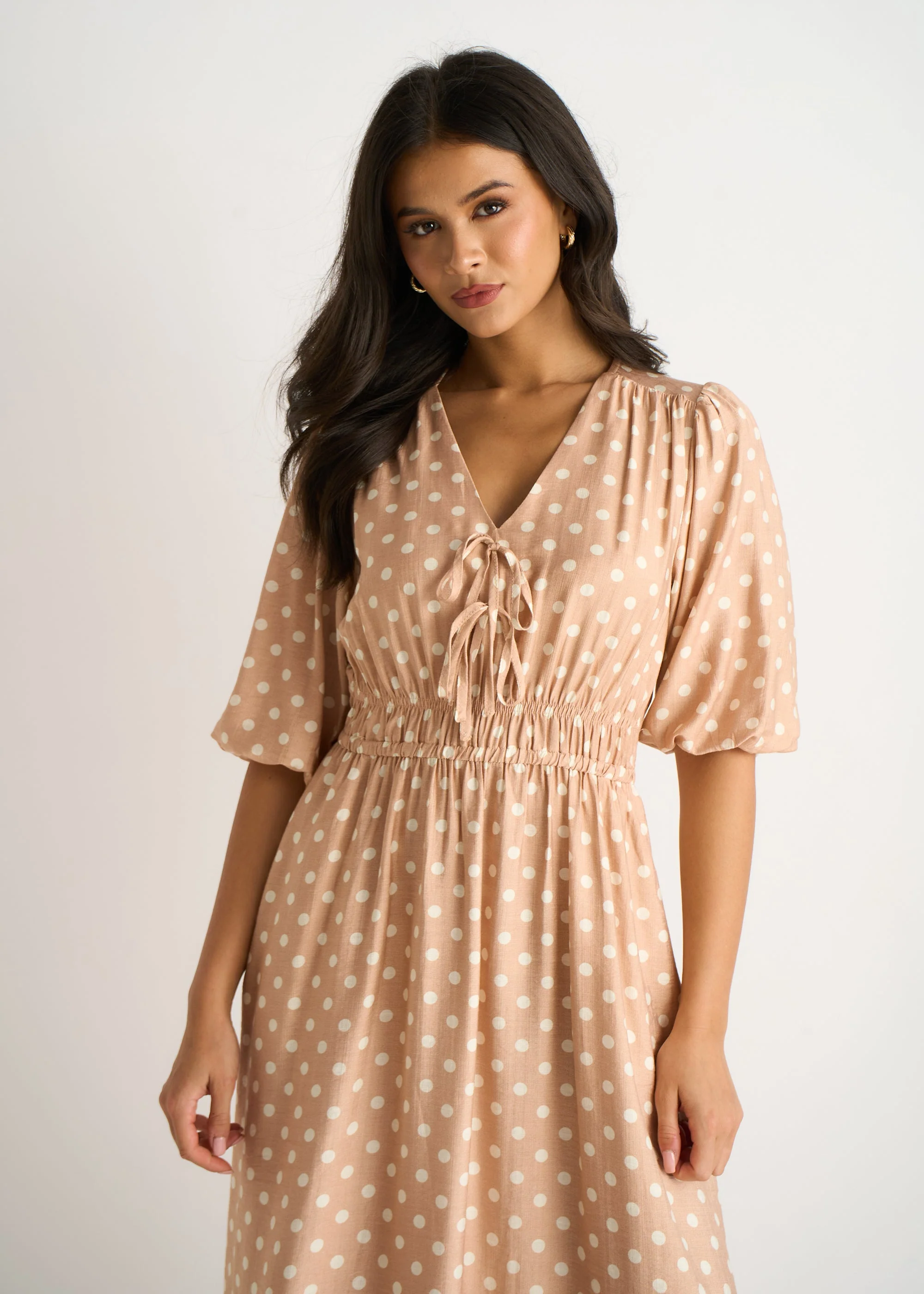 Gini London Oatmeal Spot Print Shirred Waist Shift Midi Dress - Image 3